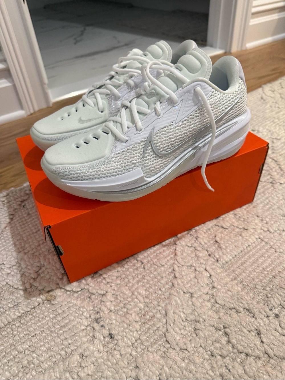 Brand New Mens size 10 GT Cut basketball sneakers